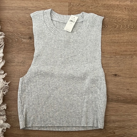 Aerie crop - Picture 1 of 2